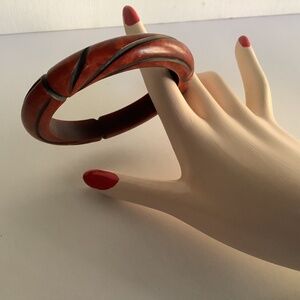 VINTAGE CARVED BURGUNDY WINE BAKELITE BANGLE